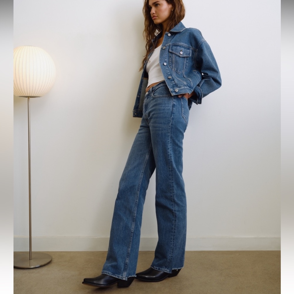 Abercrombie 90s Relaxed High Rise Distressed Back Hem Jeans Size 00/24 LONG
